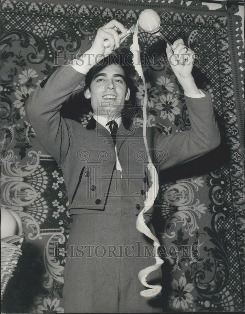 1967 Press Photo Orange peeling champion Jose Turpin in Britain - Historic Images