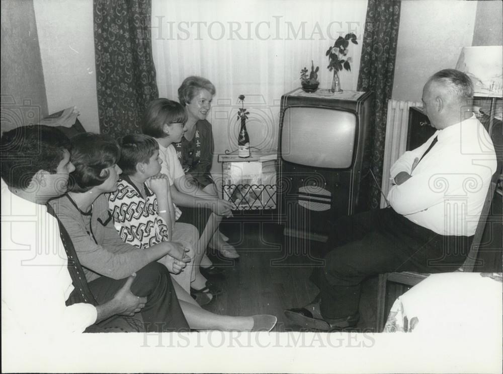 1964 Press Photo The Caron family watch Kiki swim in the Olympics - Historic Images