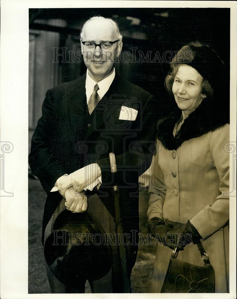 1972 Press Photo Peter Masefield After Knighting With Wife Buckingham Palace - Historic Images