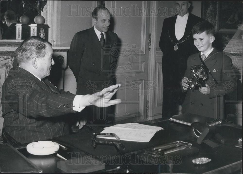 1955 Press Photo Honore Durand Takes Picture Of President Coty, Photography - Historic Images