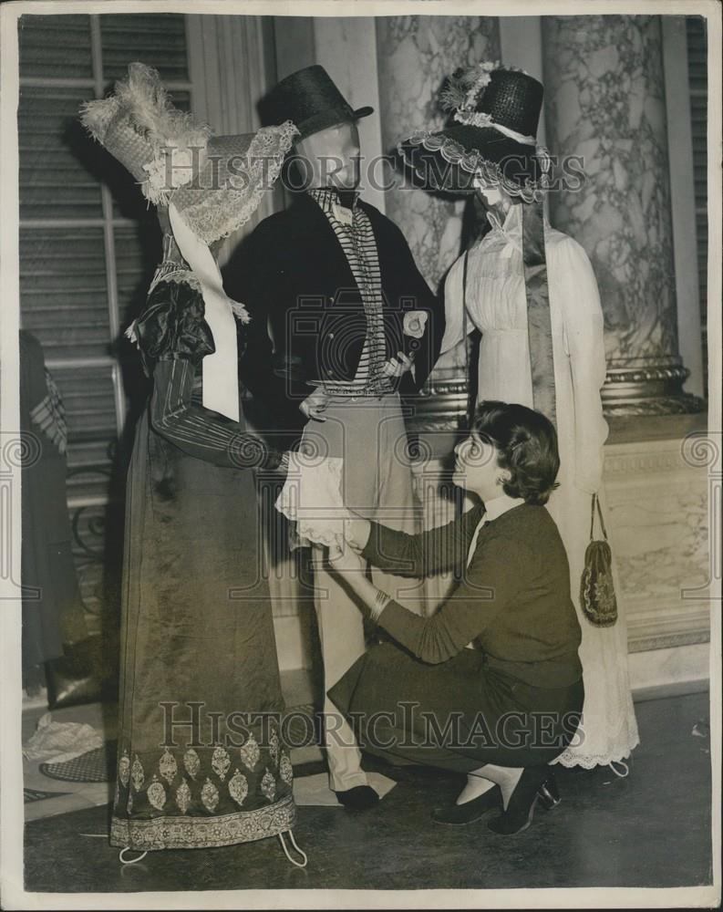 1958 Press Photo Miss Venie Wilcox Display Student Sydney Australia - Historic Images