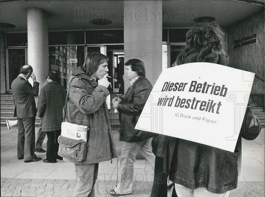 Press Photo Employees Of Printing-Offices On Strike West Germany - Historic Images