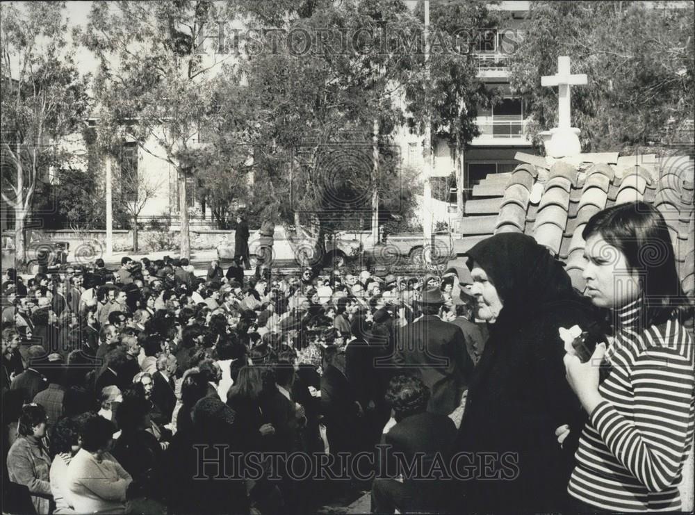 Press Photo People queue up for medical miracle - Historic Images