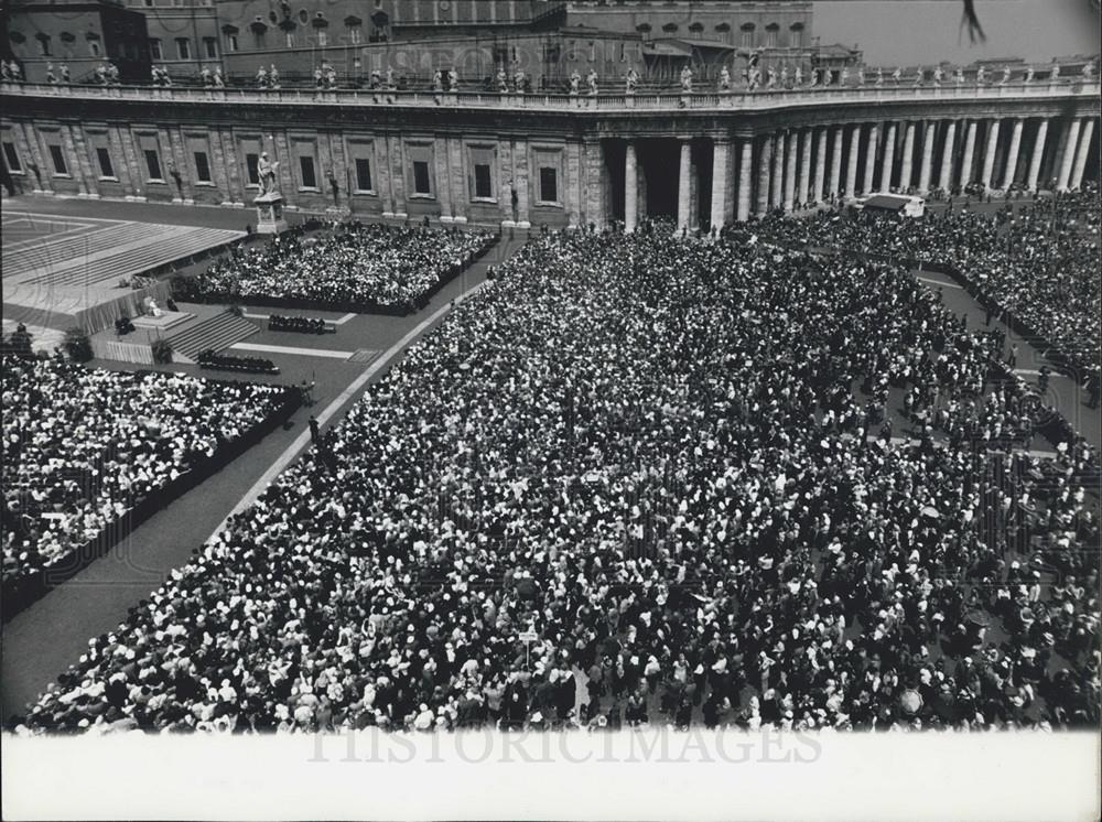 Press Photo Many Pilgrims Who Come in Rome to the Vatican for the Holy Year - Historic Images