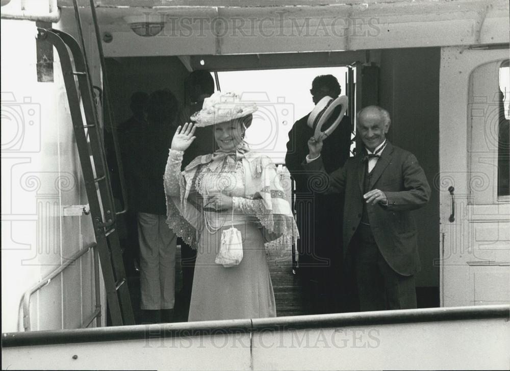 1981 Press Photo Marina Vlady and Lucerne Brunnen In Lorelei On Ship Schiller - Historic Images