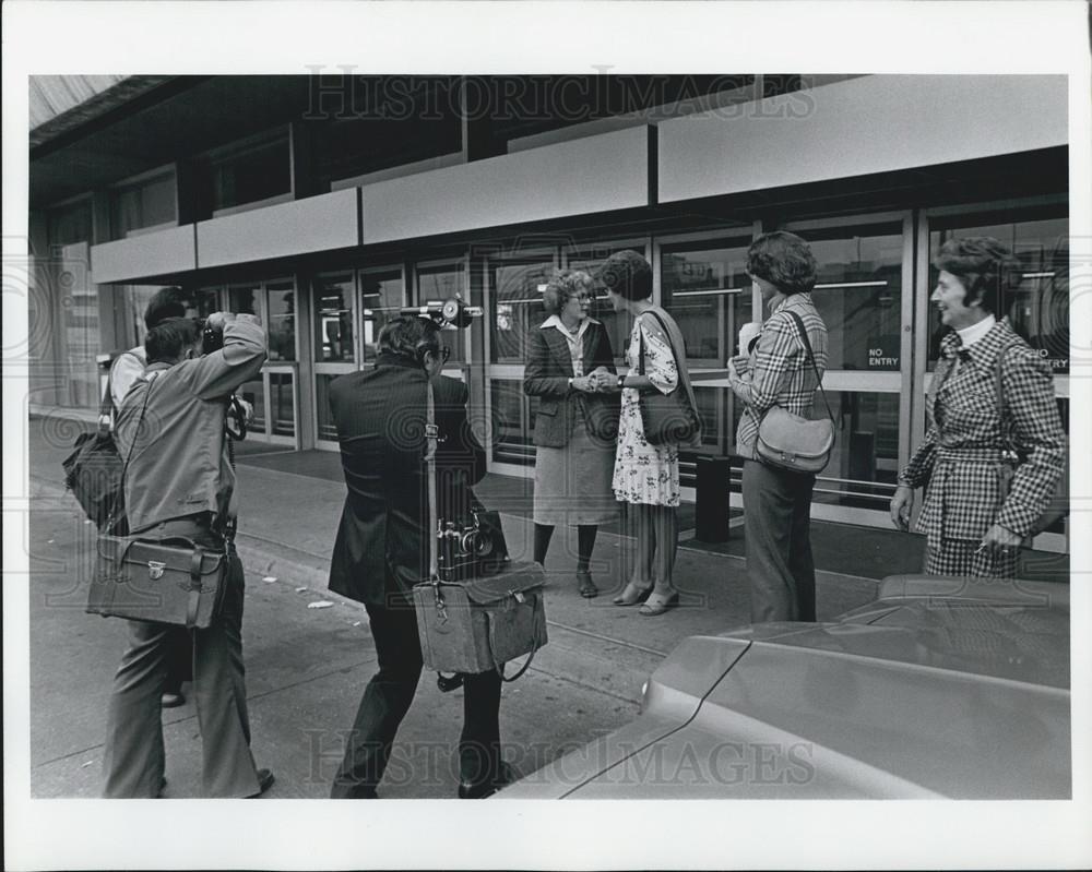 1977 Press Photo Sister Janice McLaughlin Rhodesia Mary Ellen - Historic Images