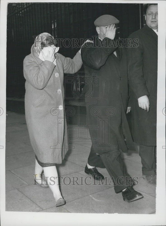 1958 Press Photo Barbara Baker & her father on way from police station - Historic Images