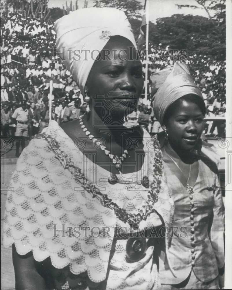 1970 Press Photo Ngina Kenyatta &amp; Children Sees Husband Sworn In For 2nd Term - Historic Images