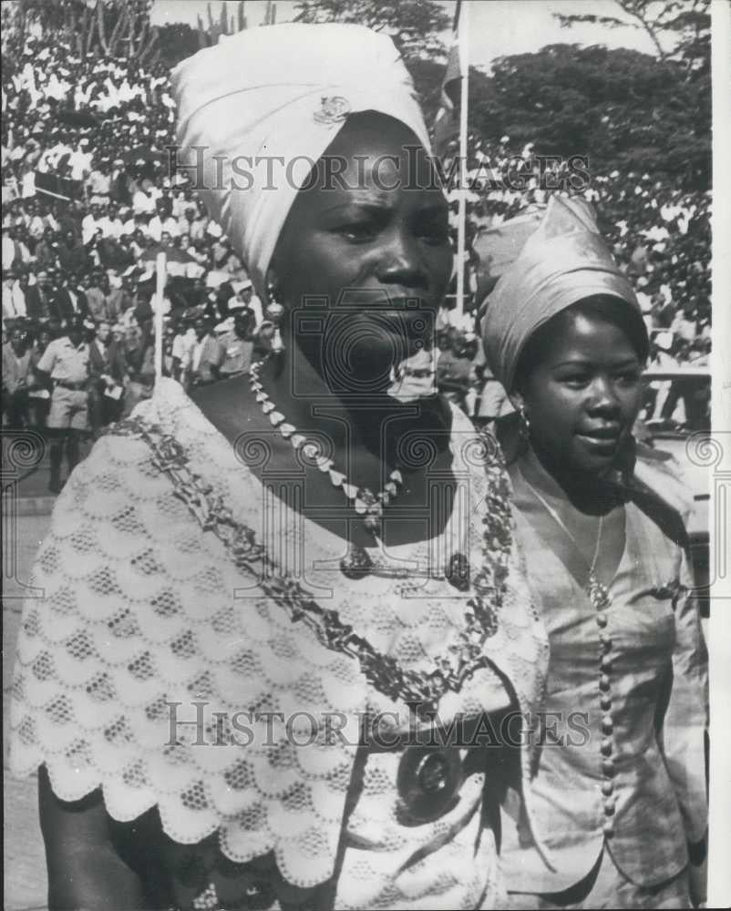 1970 Press Photo Ngina Kenyatta & Children Sees Husband Sworn In For 2nd Term - Historic Images