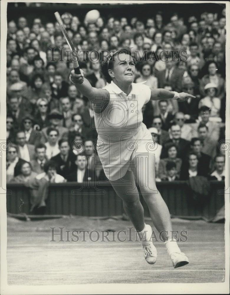 1956 Press Photo Miss Pat Ward (G.B.) in action at Wimbledon - Historic Images