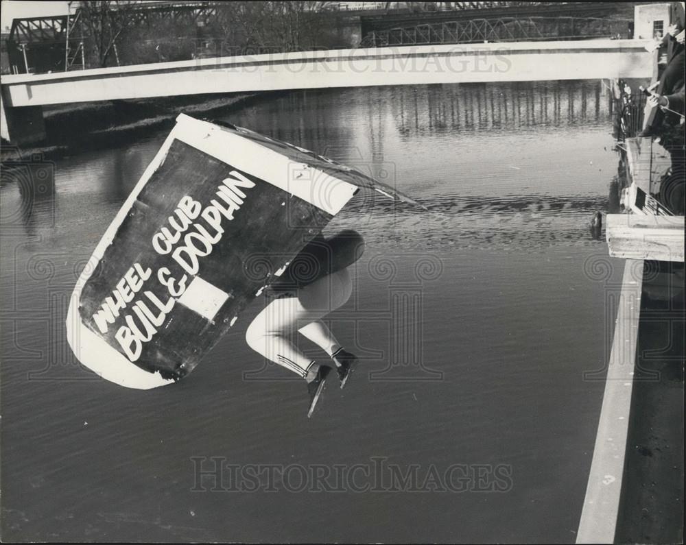 1971 Press Photo Birdman Perry Whincup Fails in &quot;Flying&quot; Attempt - Historic Images