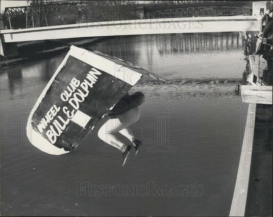 1971 Press Photo Birdman Perry Whincup Fails in "Flying" Attempt - Historic Images