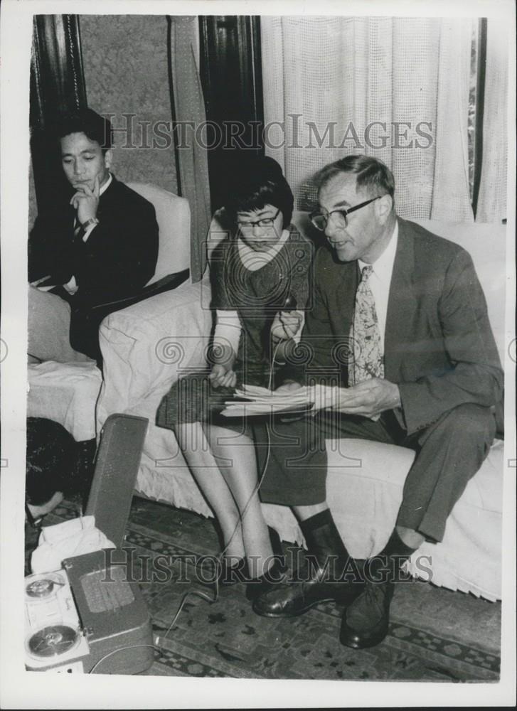 1958 Press Photo Dr. Abraham Wirin Attorney Interviews Michiko Saka Japanese - Historic Images