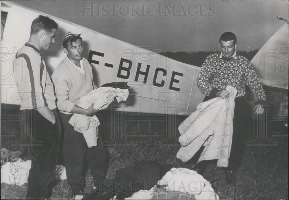 Press Photo Greenoble Para-Club Parachutists Breaking Record Laying Parachutes - Historic Images