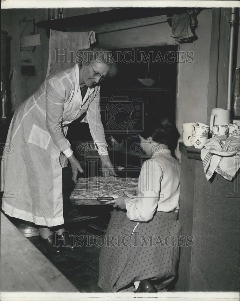 Press Photo Mrs. E.M. Payne Bakes Hard Pies For Hellator Bottle Kickers - Historic Images