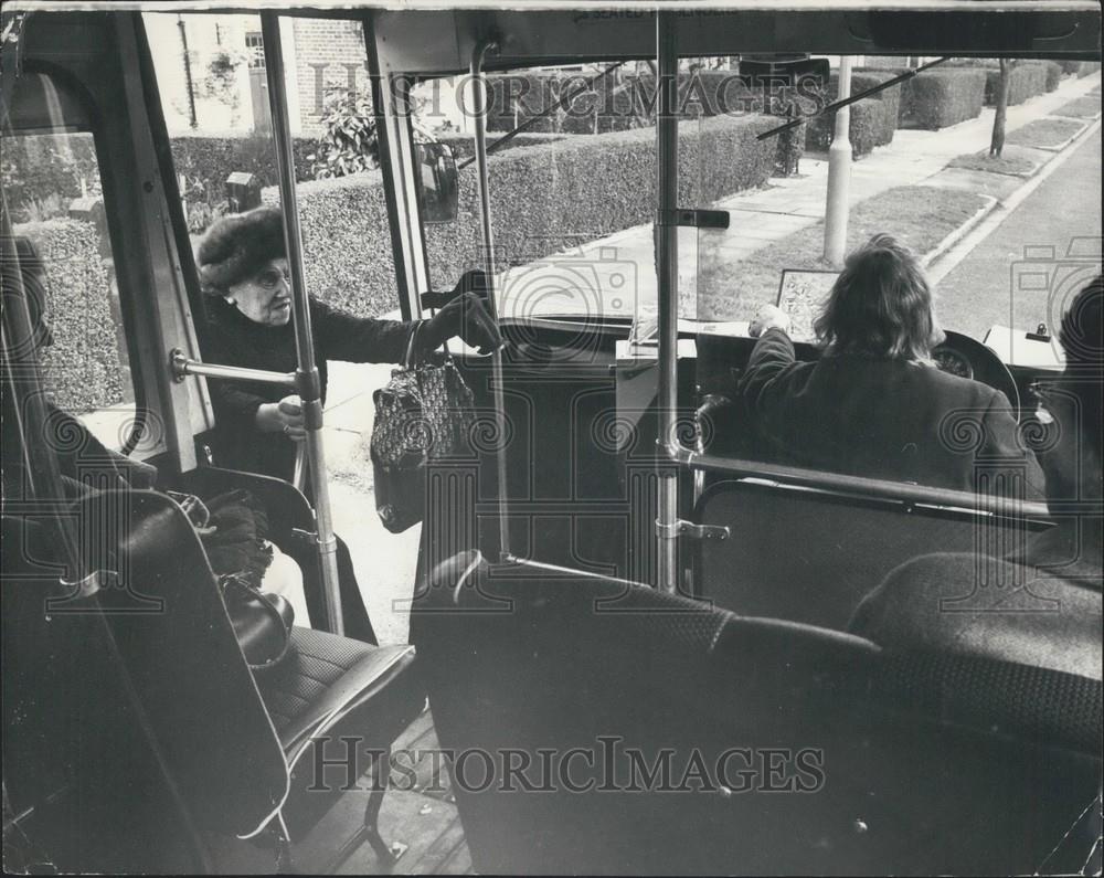 Press Photo Elderly Passenger Collected Home London Transports Dial-A-Bus - Historic Images