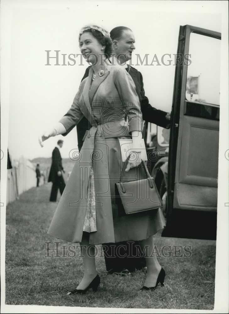 1958 Press Photo Queen on Arrival at Epson  for the Oaks - Historic Images