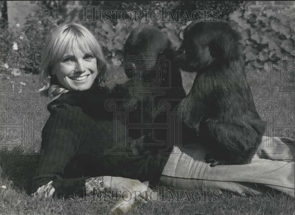 Press Photo Lady H Sally, John Aspinall&#39;s wife at Howletts Zoo Park. - Historic Images