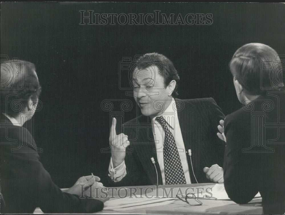 Press Photo Michel Rocard (P.S.) TV Inteview &#39;Cortes Sur Tables&#39; - Historic Images