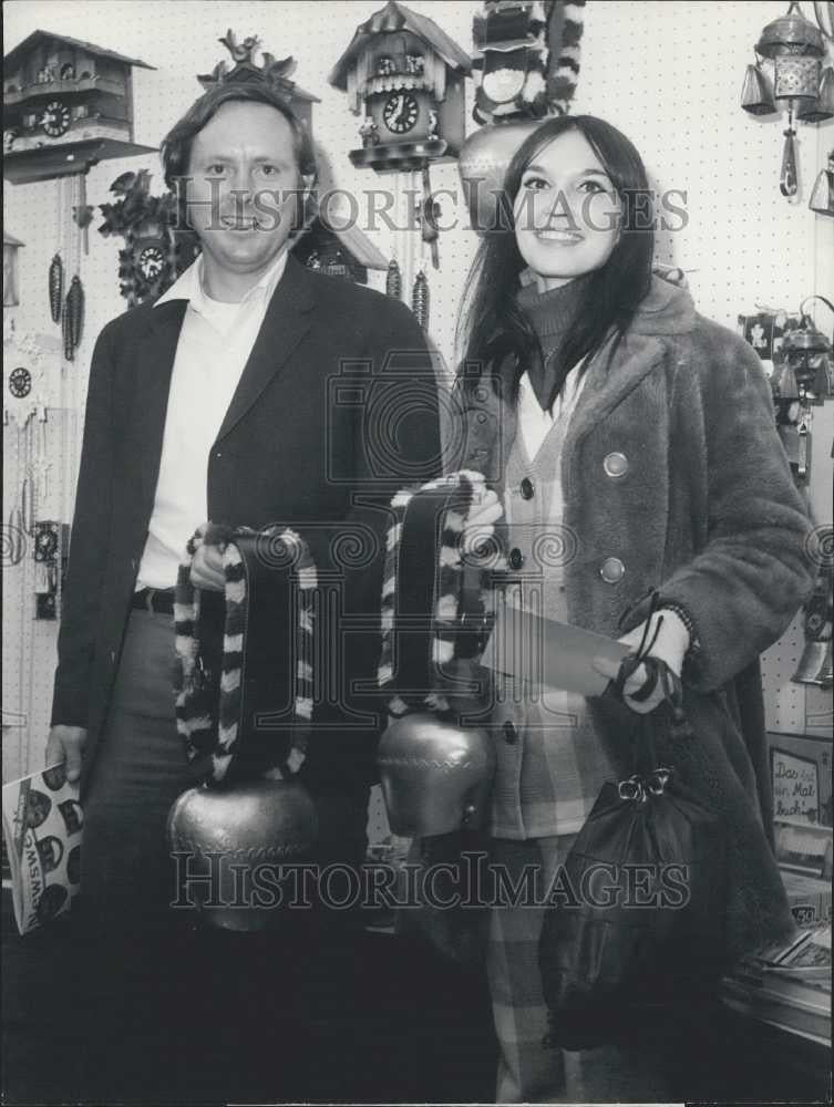 1970 Press Photo Lynette Martin &amp; Baseball Great Rod Gasper Tour Switzerland - Historic Images