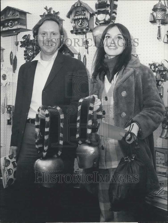 1970 Press Photo Lynette Martin & Baseball Great Rod Gasper Tour Switzerland - Historic Images