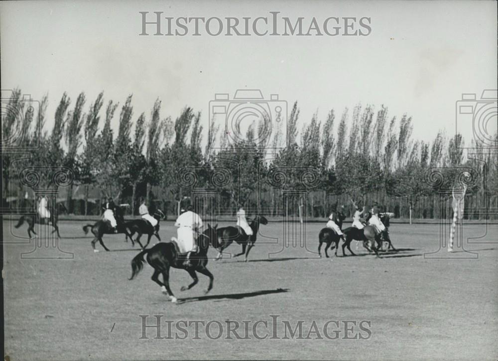 Press Photo The Argentine Duck Game - Historic Images