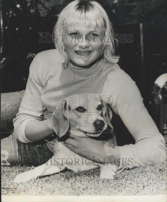 Press Photo Shane Gould Australian Swimmer At Home With Dog Libby - Historic Images