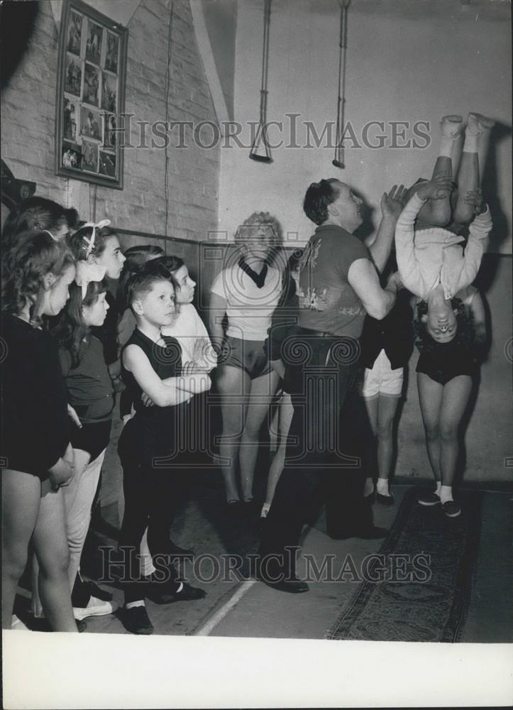 1978 Press Photo Eugene Acrobatic School In Britain Youngster Learning - Historic Images