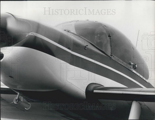 Press Photo Rosalind is airborne. - Historic Images