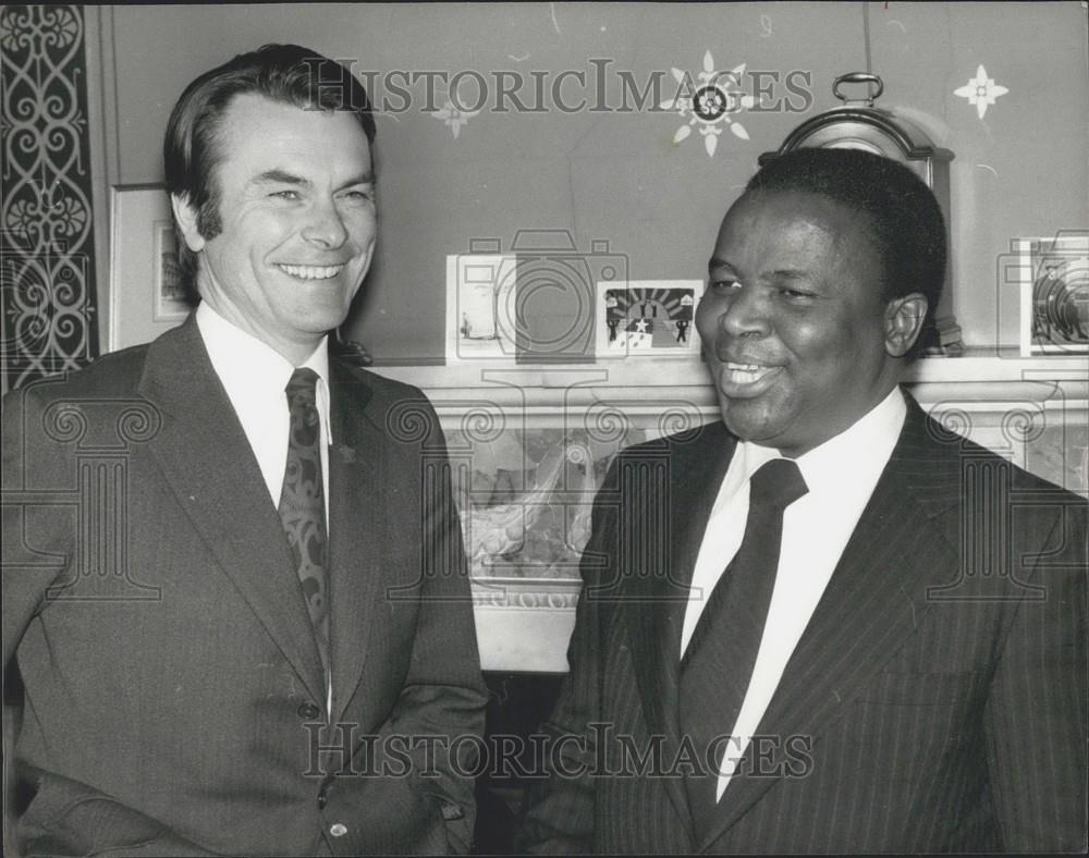 1977 Press Photo Rev Sithole &amp; Foreign Secretary Dr. David Owen At Office - Historic Images