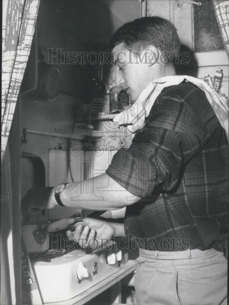 1965 Press Photo Fayolle Wins Cross Country Race At Ostend Shown In Kitchen - Historic Images