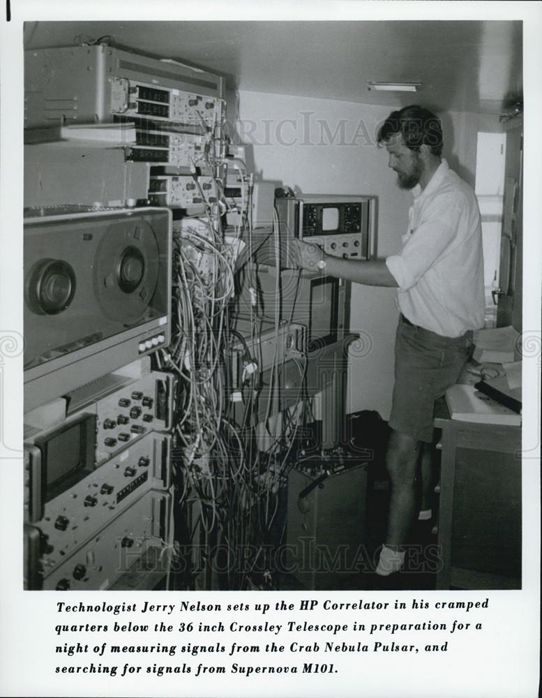 Press Photo Technologist Jerry Nelson sets up the HP Correlator - Historic Images
