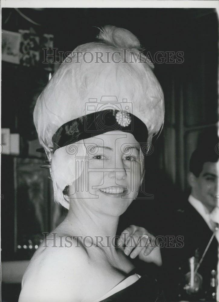 1958 Press Photo Socialites Prepare For New Year Party At Helene Cordet&#39;s West E - Historic Images