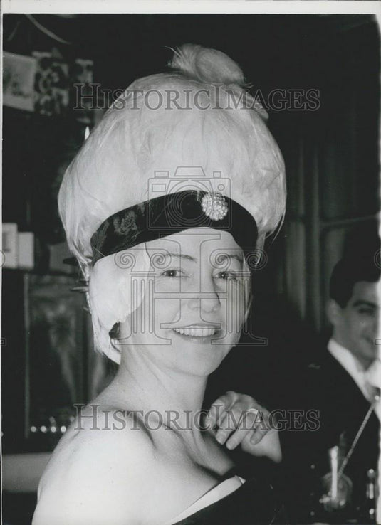 1958 Press Photo Socialites Prepare For New Year Party At Helene Cordet's West E - Historic Images