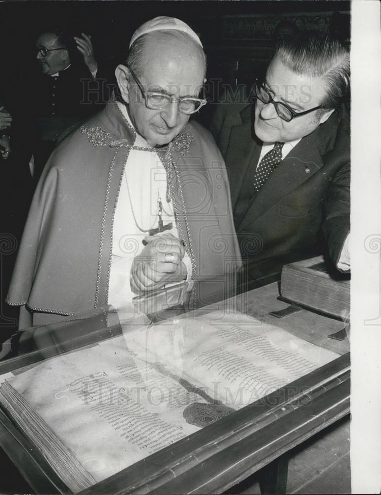 1972 Press Photo Pope Paul Open Priceless Manuscript Exhibit In Sistine Hall - Historic Images