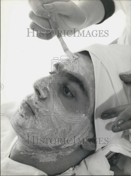 Press Photo Man Gets Full facial At beauty Salon For Men in Rome - Historic Images