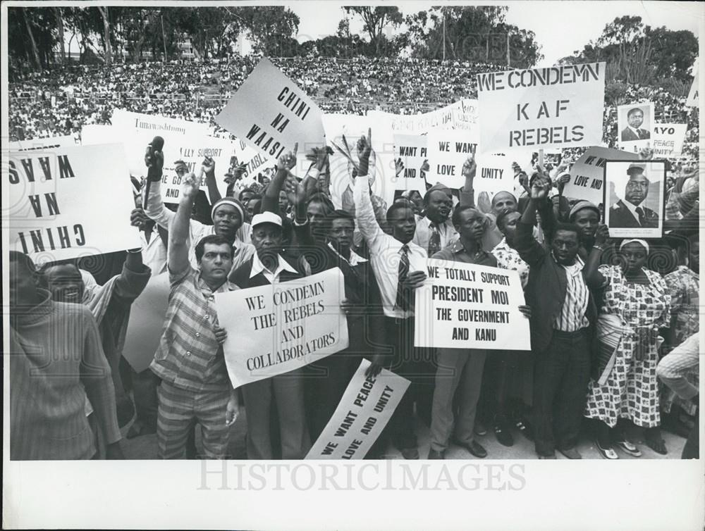 1982 Press Photo Kenyans from all walks of life raise placards - Historic Images