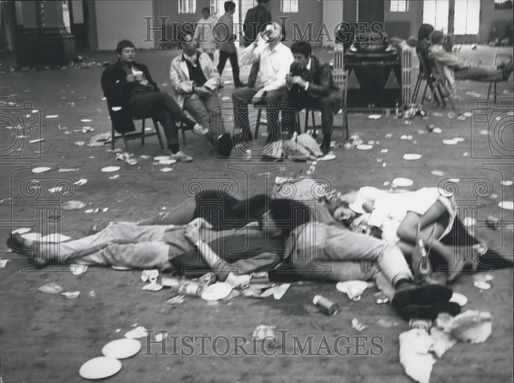 Press Photo People Sleeping Ground After Love-In - Historic Images