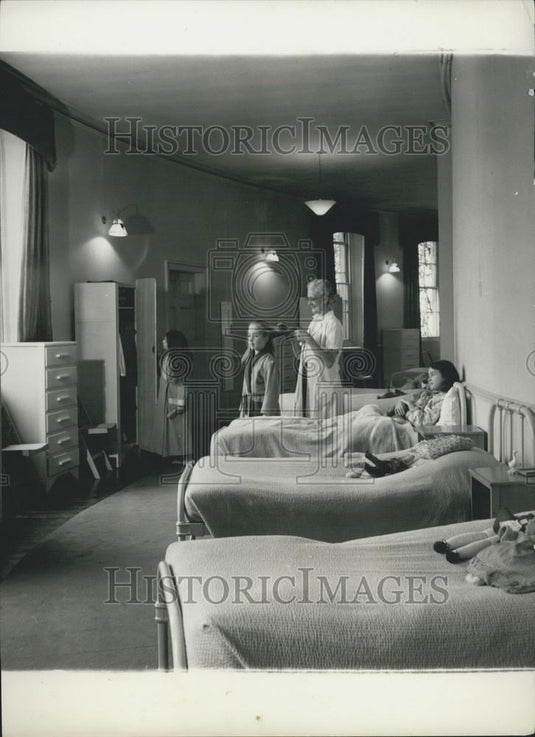 Press Photo Mrs. Spencer Hill, Dormitory, Sadler's Wells Ballet School Students - Historic Images