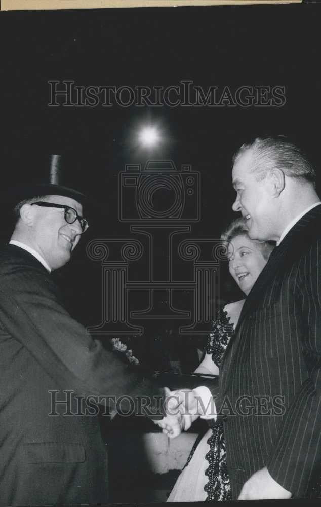 1964 Press Photo Colonel Lee C. Miller Greets Frieda And Carl Sembach - Historic Images