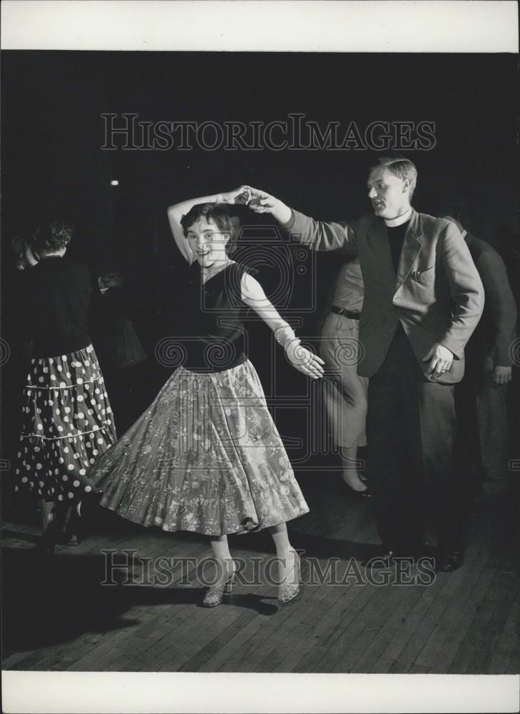 Press Photo Rev. Cyril Blount &quot;Rocks&quot; with 17-year-old Margaret Richardson - Historic Images