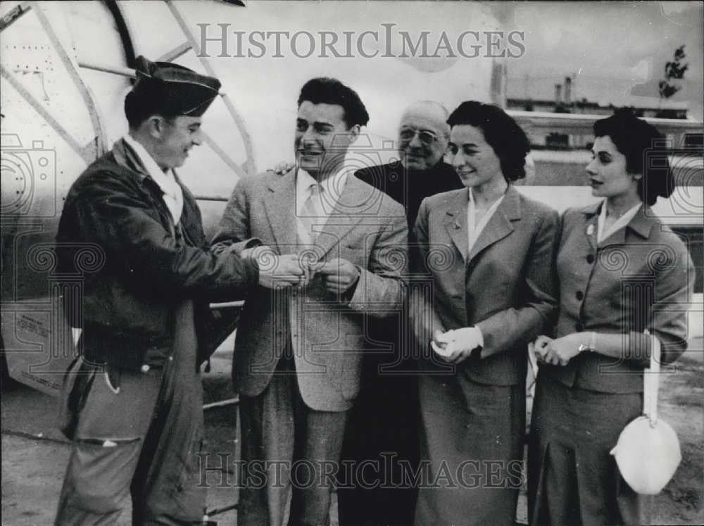 Press Photo Wireless Operator saves Italian child by fetching medicine - Historic Images