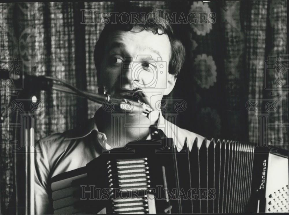 1981 Press Photo Chris Rubin Sets World Record In Jodeling - Historic Images