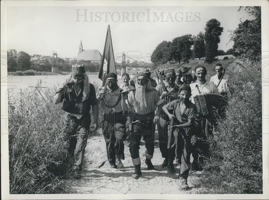 Press Photo Clad in daring costumes the pirates are moving out - Historic Images