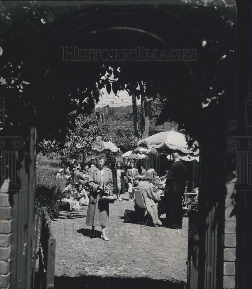 Press Photo Ground Of Chartwell manor Open to Public Crowds Take Tea - Historic Images