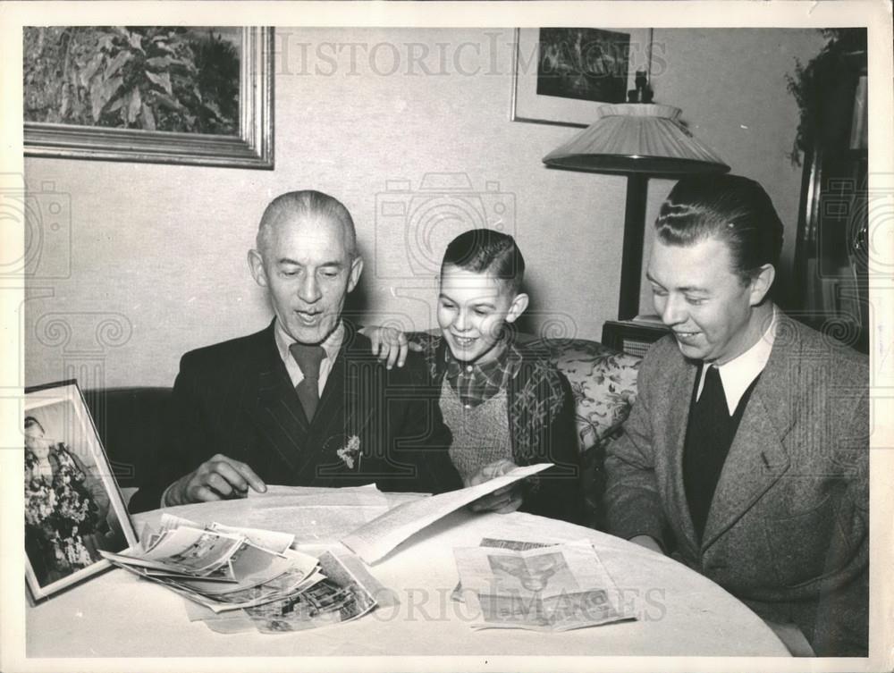 1953 Press Photo Father Walinski and his sons - Historic Images