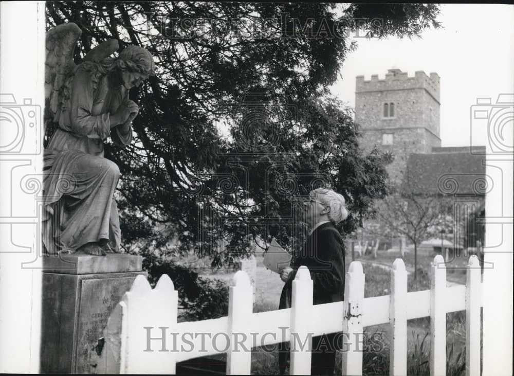 Press Photo Stanley Spence with a tombstone angel - Historic Images