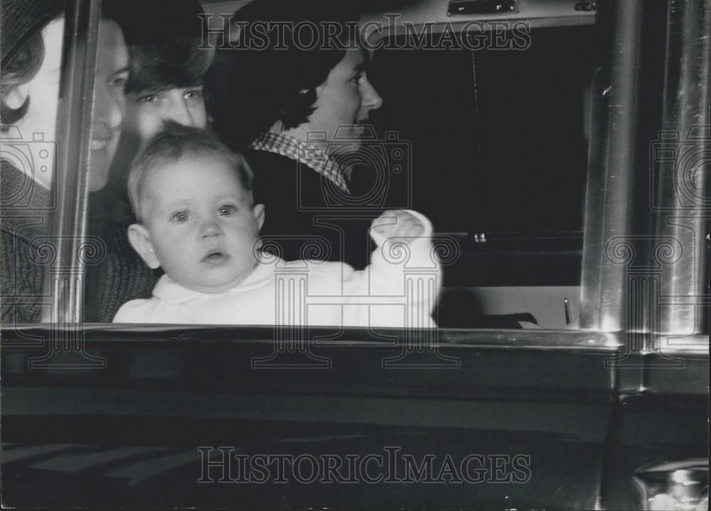 1964 Press Photo Queen Elizabeth With Family Leaving For Windsor Castle - Historic Images