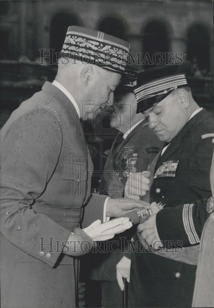 1959 Press Photo Colonel Camille Sautereau French Air Force Mermoz Pilot - Historic Images