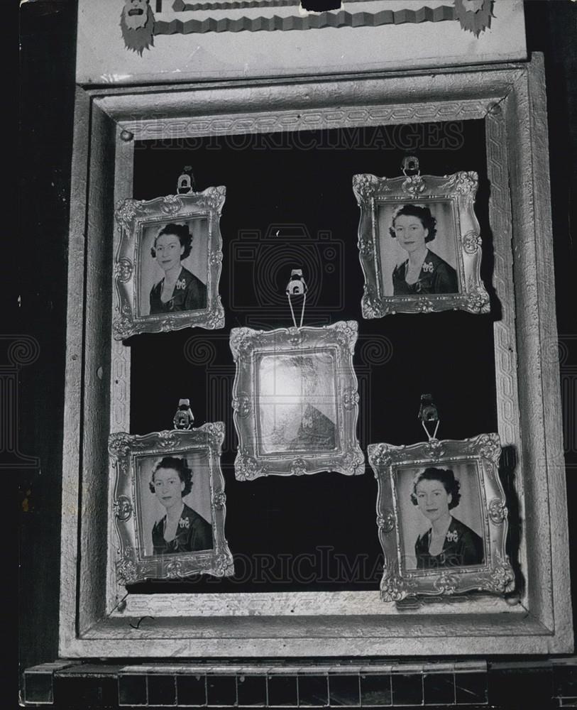 Press Photo Coronation Souvenirs Queen Elizabeth Overseas Visitors - Historic Images